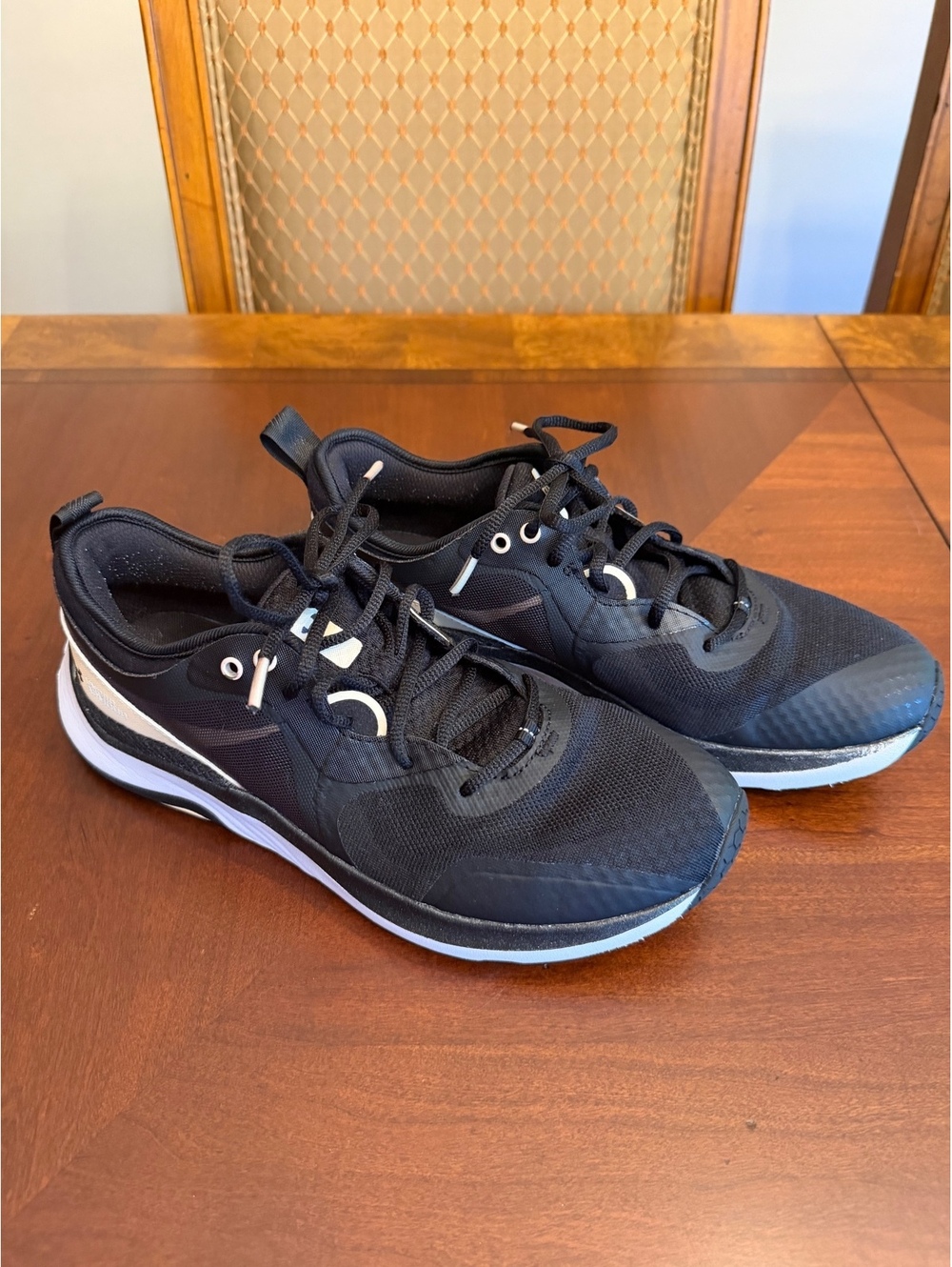 Under Armour HOVR black athletic tennis shoes size 8.5